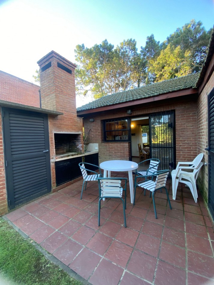 Chalet en golf pinamar, con hermoso parque, para 5 personas.
