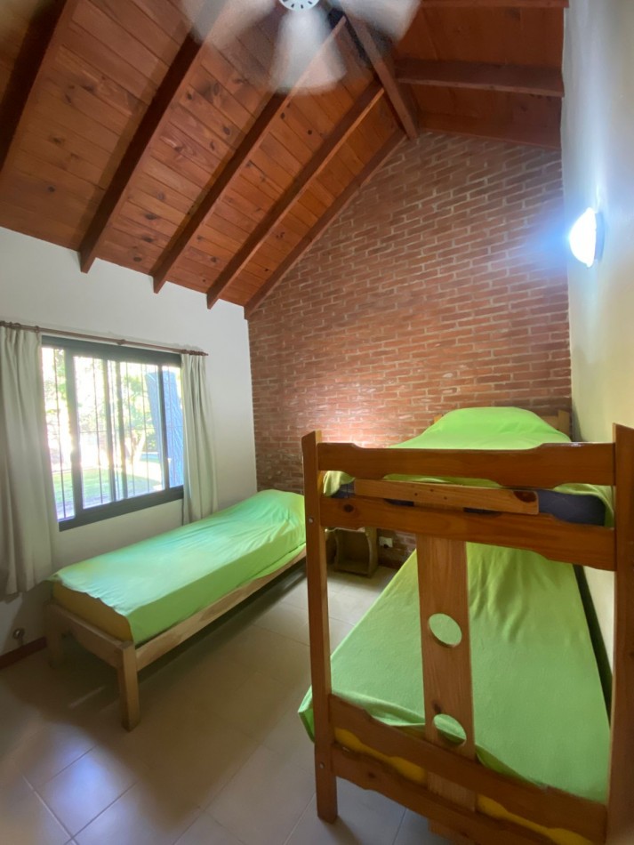 Chalet en golf pinamar, con hermoso parque, para 5 personas.