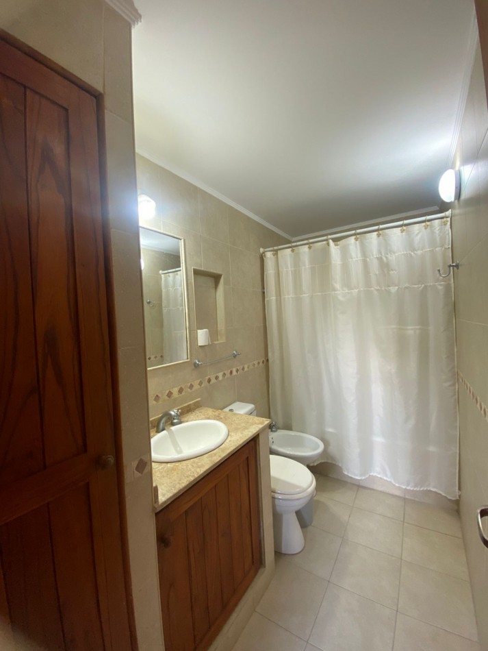 Chalet en golf pinamar, con hermoso parque, para 5 personas.