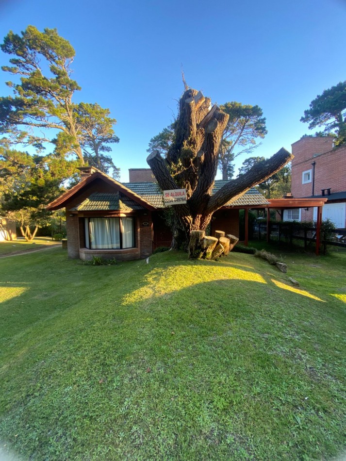 Chalet en golf pinamar, con hermoso parque, para 5 personas.