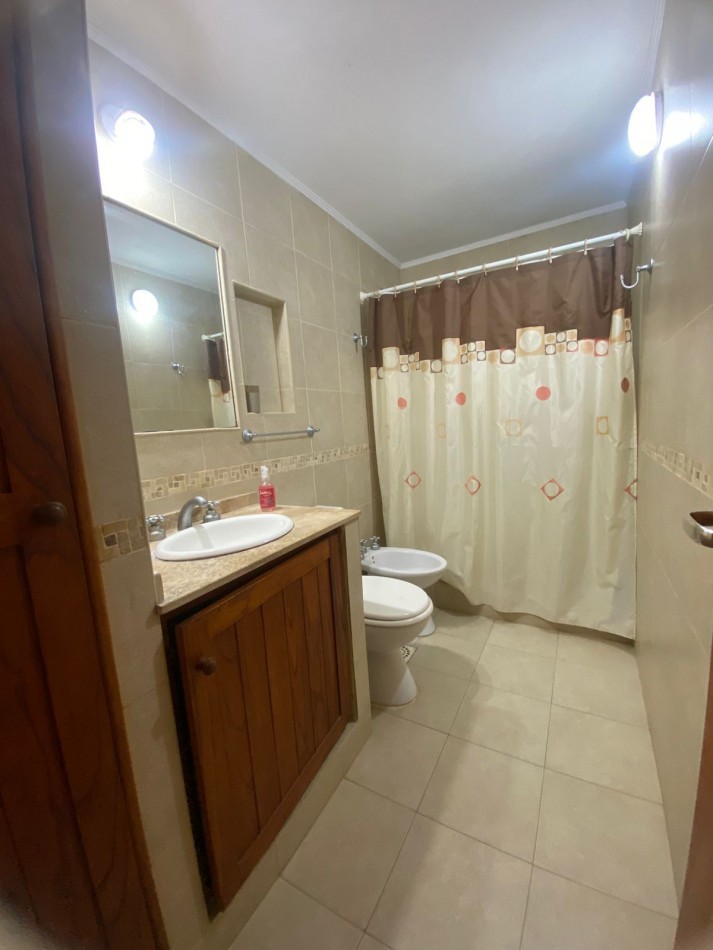 Chalet en golf pinamar, con hermoso parque, para 5 personas.