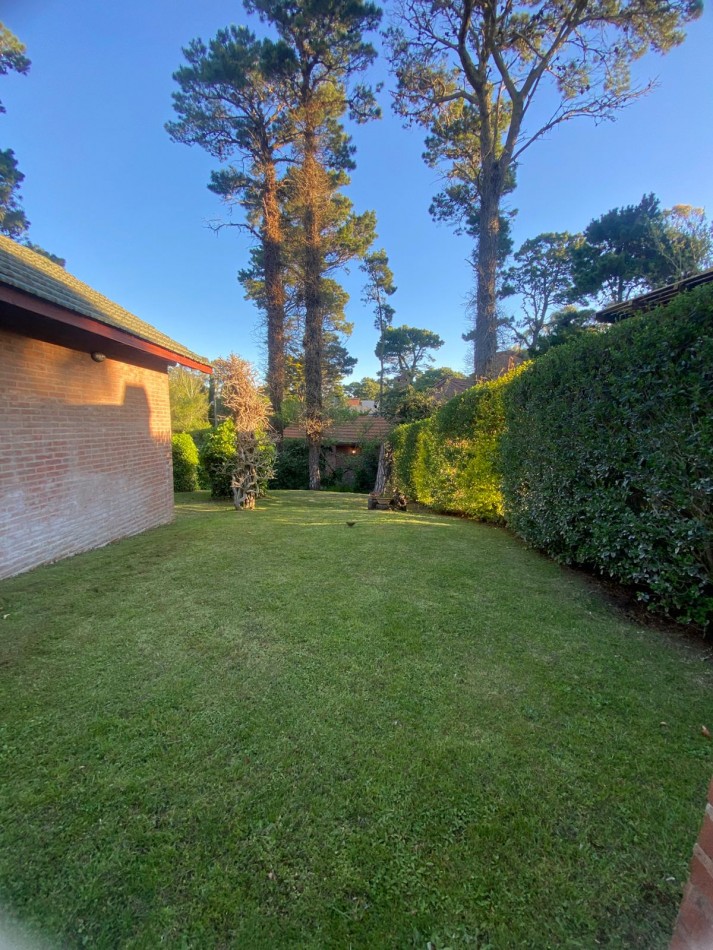 Chalet en golf pinamar, con hermoso parque, para 5 personas.