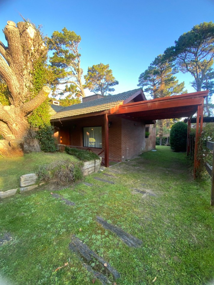 Chalet en golf pinamar, con hermoso parque, para 5 personas.