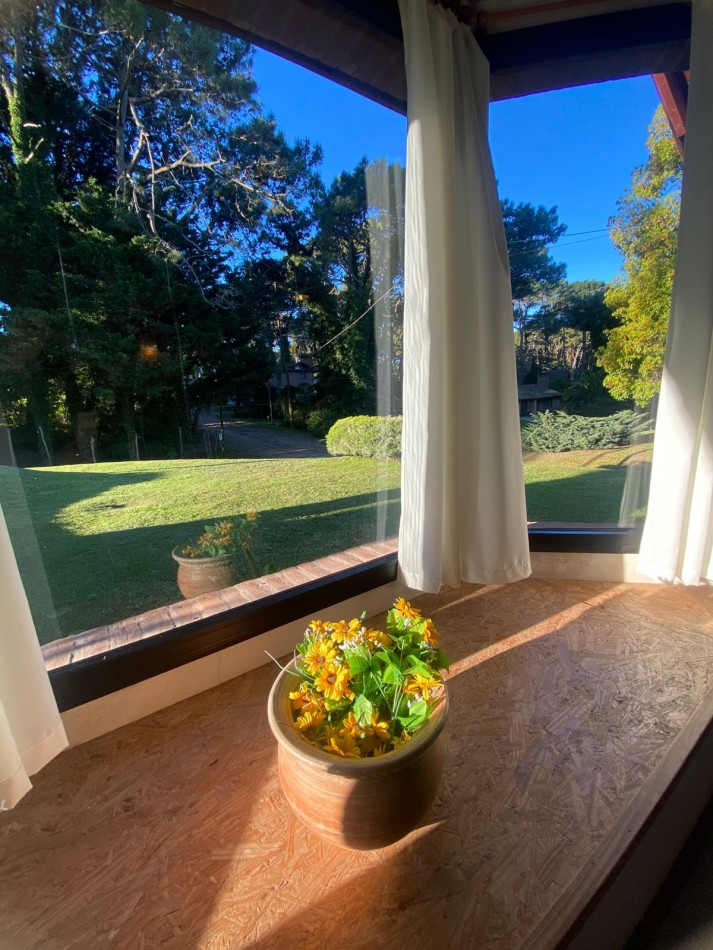 Chalet en golf pinamar, con hermoso parque, para 5 personas.