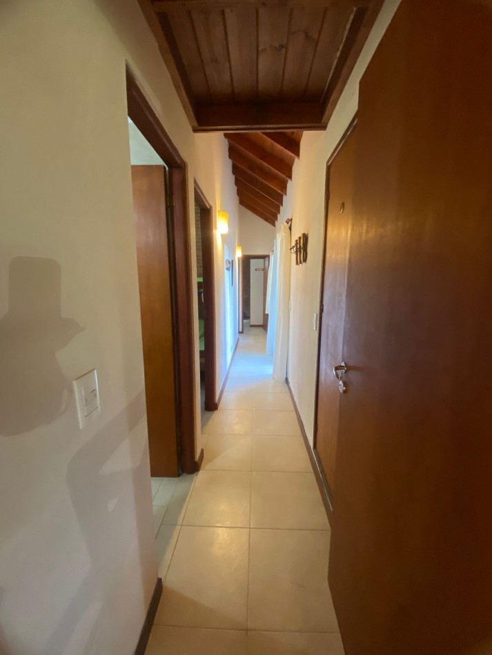 Chalet en golf pinamar, con hermoso parque, para 5 personas.