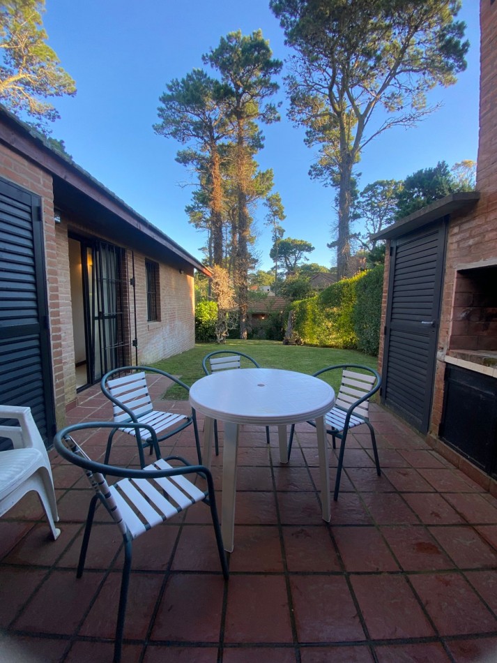 Chalet en golf pinamar, con hermoso parque, para 5 personas.