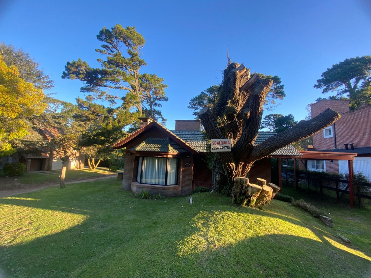 Chalet en golf pinamar, con hermoso parque, para 5 personas.