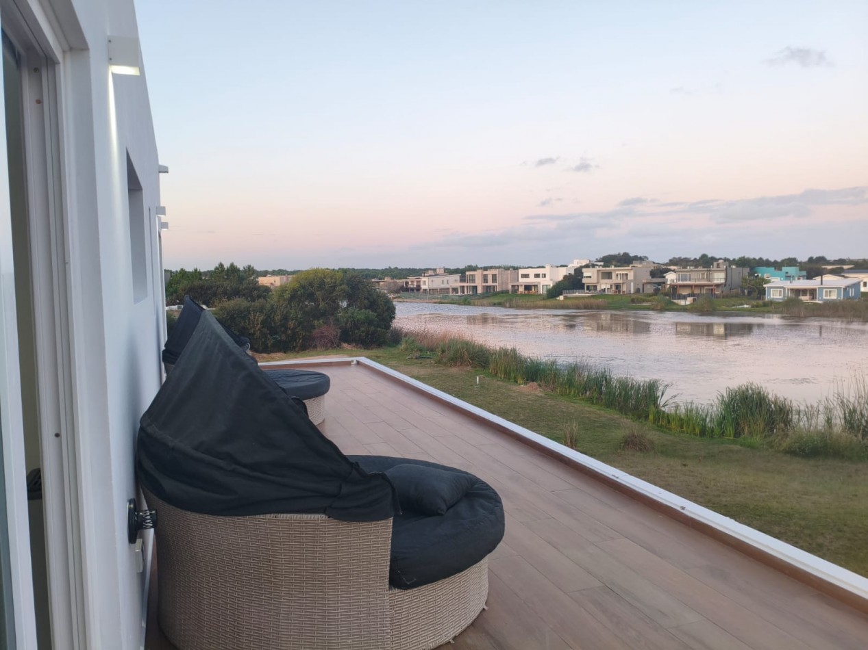 Casa en Costa esmeralda con pileta, para 14 personas.