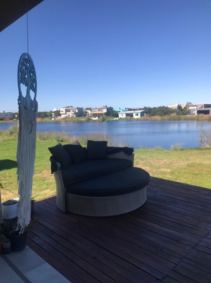 Casa en Costa esmeralda con pileta, para 14 personas.