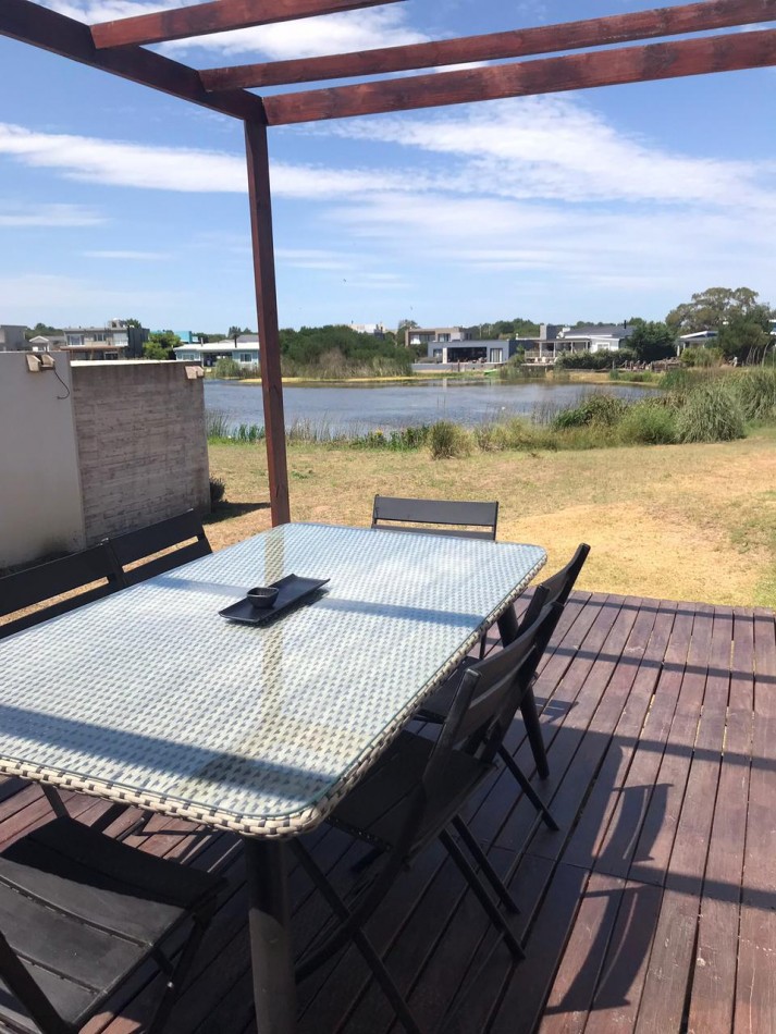 Casa en Costa esmeralda con pileta, para 14 personas.