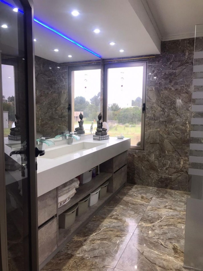 Casa en Costa esmeralda con pileta, para 14 personas.