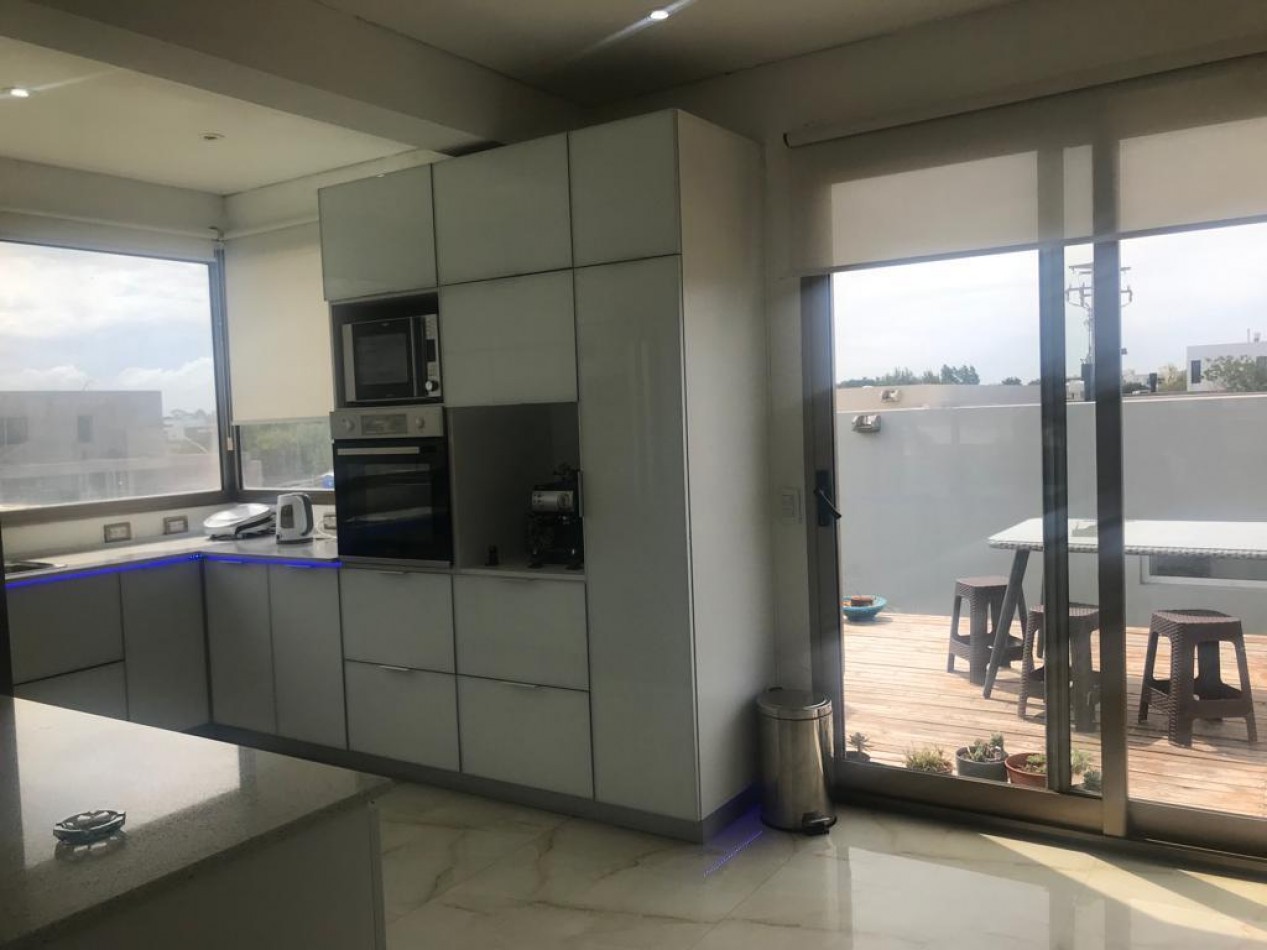 Casa en Costa esmeralda con pileta, para 14 personas.