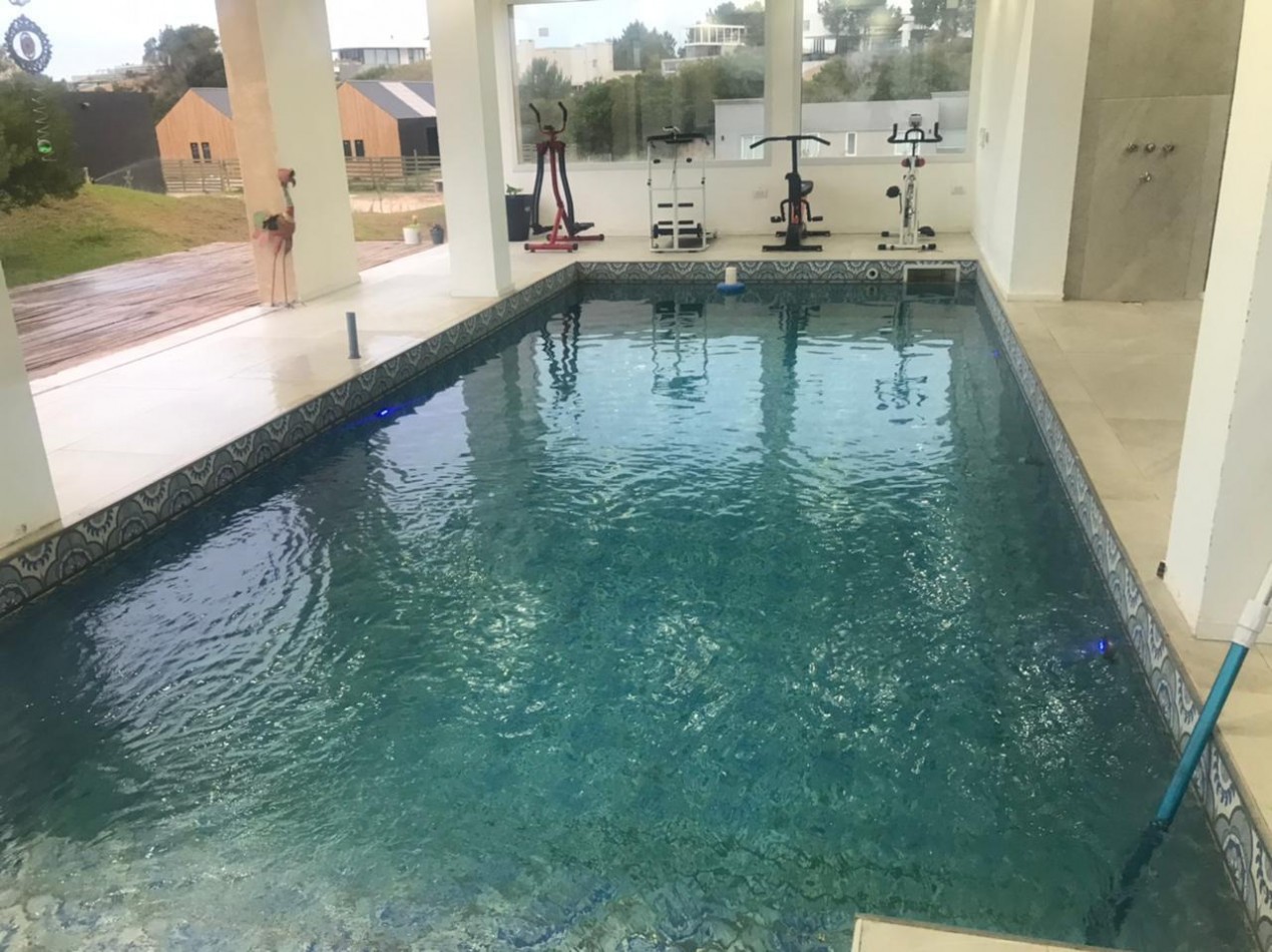 Casa en Costa esmeralda con pileta, para 14 personas.