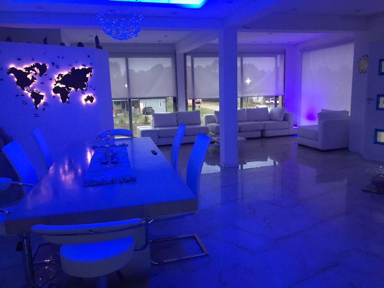 Casa en Costa esmeralda con pileta, para 14 personas.