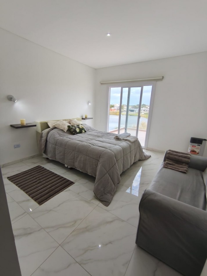 Casa en Costa esmeralda con pileta, para 14 personas.
