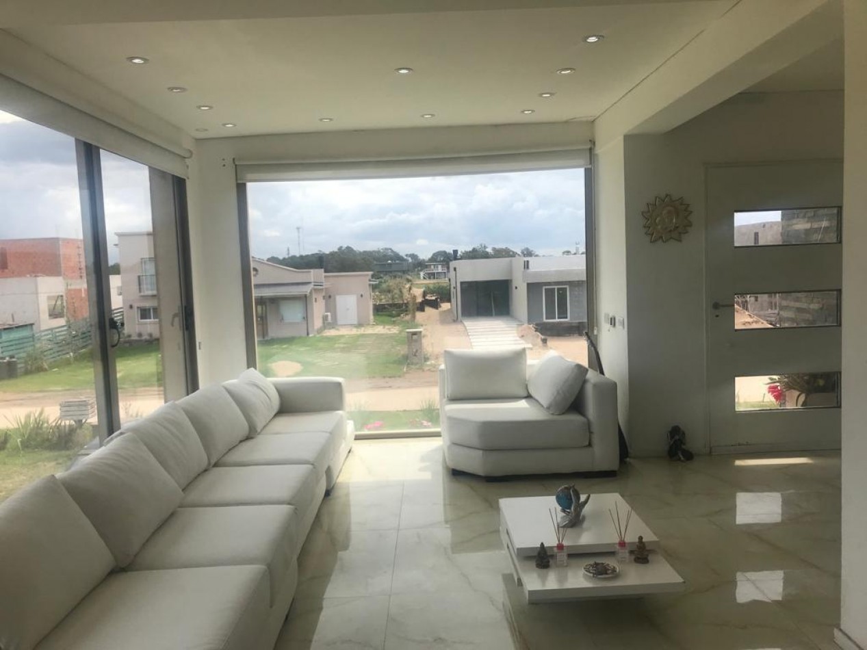 Casa en Costa esmeralda con pileta, para 14 personas.