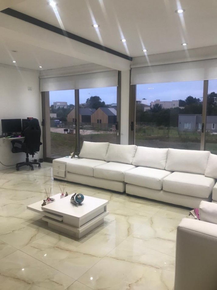 Casa en Costa esmeralda con pileta, para 14 personas.