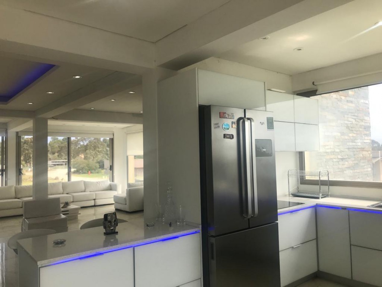 Casa en Costa esmeralda con pileta, para 14 personas.