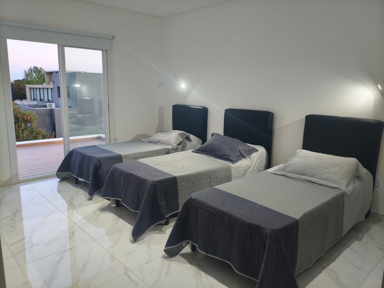 Casa en Costa esmeralda con pileta, para 14 personas.