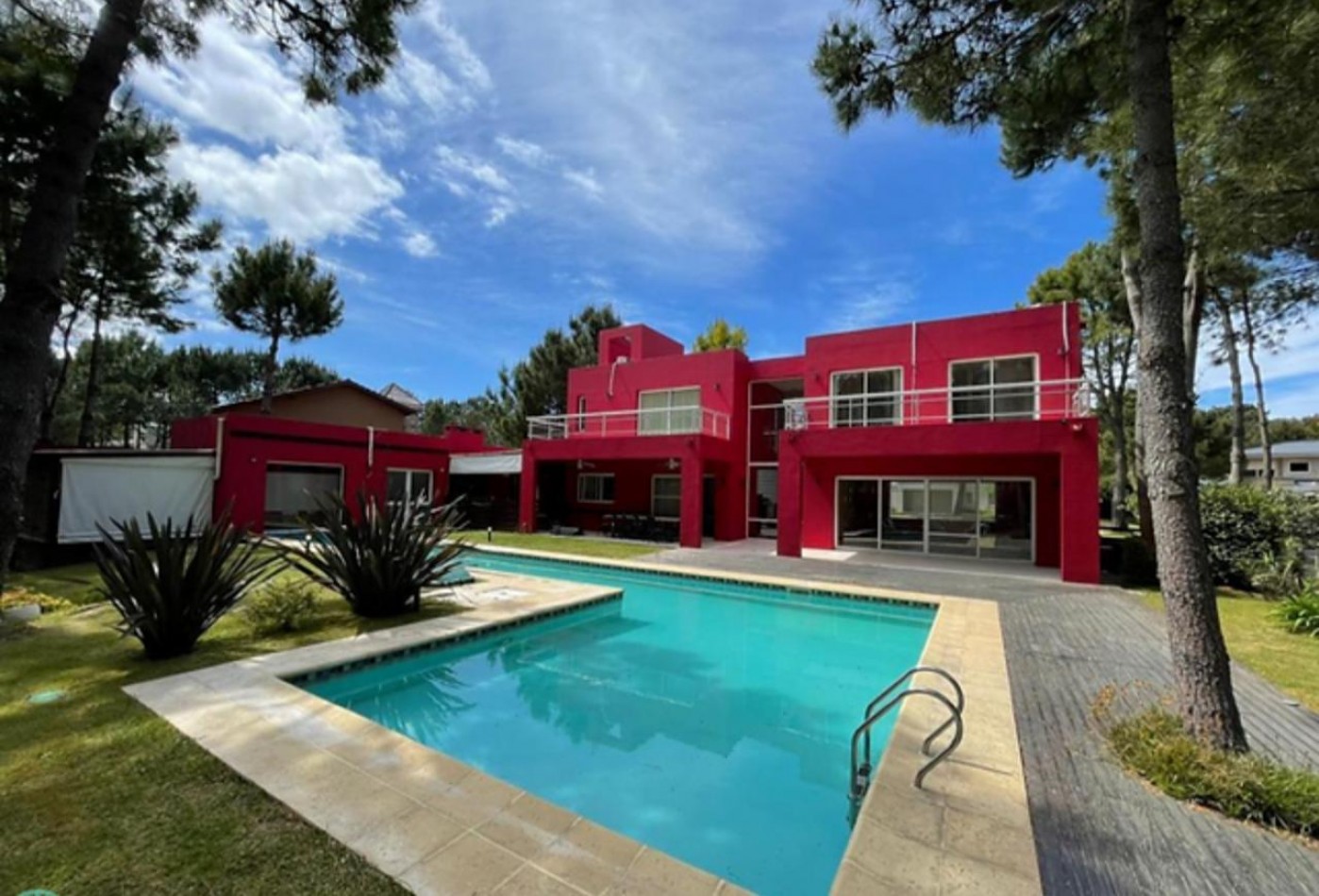 Casa de diseño en barrio privado La Herradura