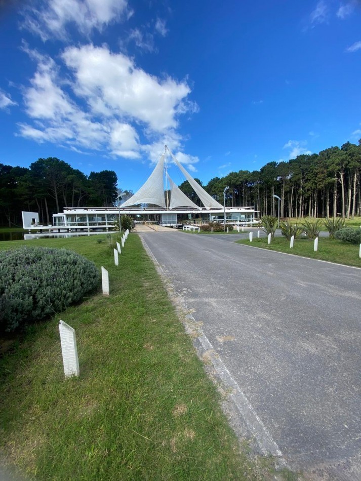 LOTE 58 -EN BARRIO BRISAS EN VILLA ROBLES -CERCANO AL MAR